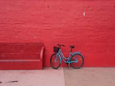 蓝色的台阶穿过红色长凳旁边的自行车停车场